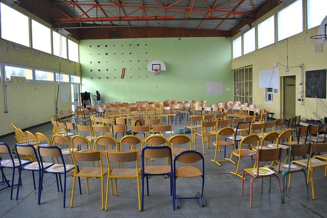 židle v tělocvičně